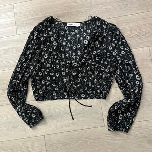 NWOT Elodie Black and White Floral Cropped Blouse Size L